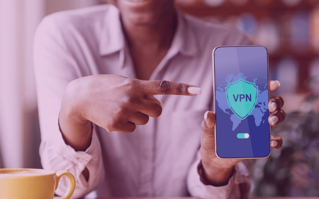 une femme montre son VPN sur mobile
