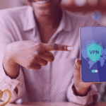 une femme montre son VPN sur mobile